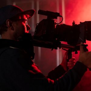 hombre-filmando-camara-profesional-1024x682